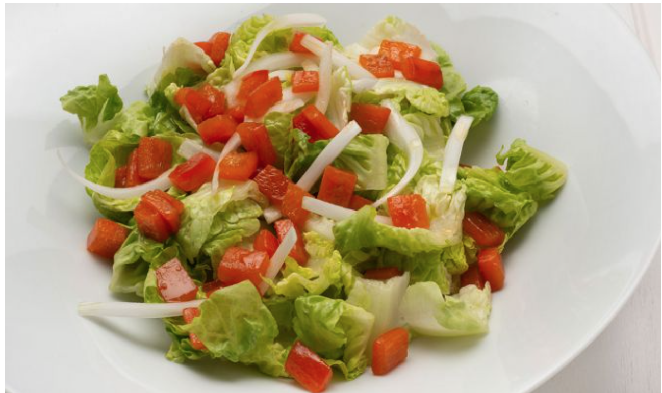Ensalada de cogollos y pimiento rojo con cazuela de fideos con caballa.